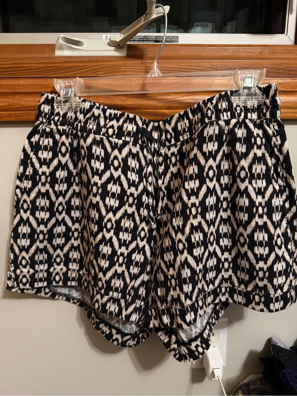Black and White Patterned Women's Elastic Waist Shorts
